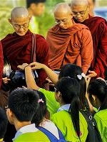 Nét đẹp trì bình khất thực trên đất Thái Lan